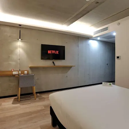 Ibis Styles Napoleon Hotel