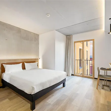 Ibis Styles Napoleon Hotel 3*